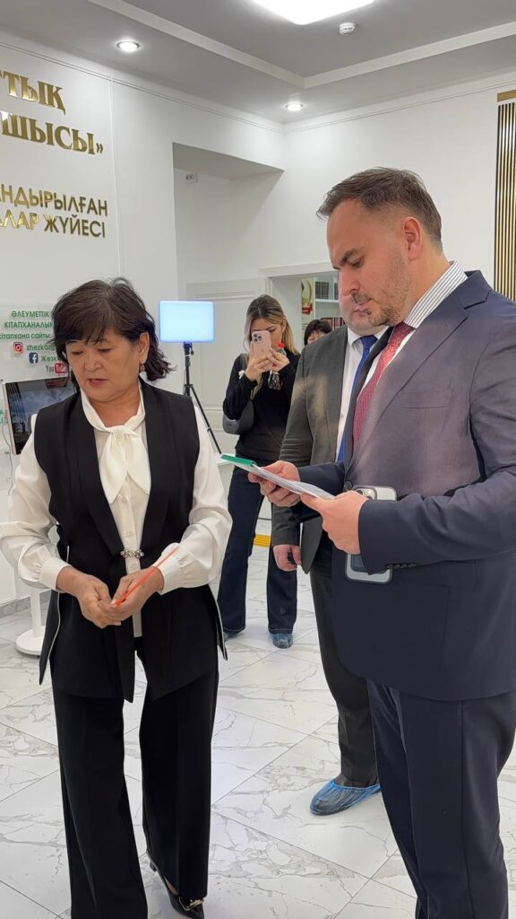 Вице-министр Евгений Кочетов кітапханада